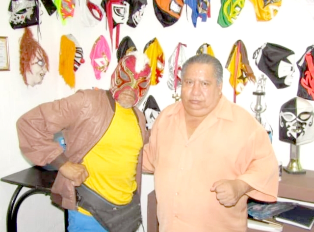 Rey Leopardo (izquierda) tenía casi 40 años de trayectoria luchística. En la foto aparece con Marco Antonio Vargas, el &quot;Muñeco&quot;, secretario general del sindicato de luchadores y referís profesionales Sección 4 de Morelos.