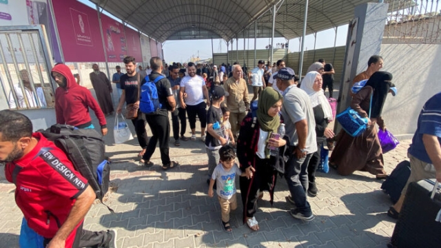 Palestinos y extranjeros cruzando a Egipto por el paso de Rafah 