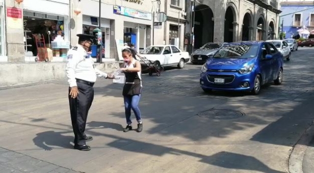 Policía vial regala chocolates en el 10 de mayo