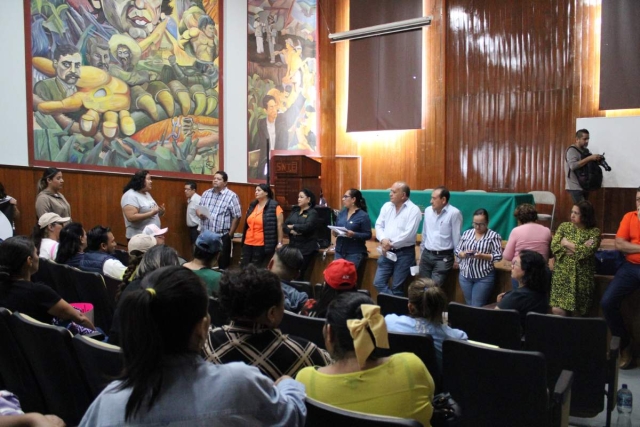 Profesores de educación básica dialogaron con la dirigencia local del SNTE. 