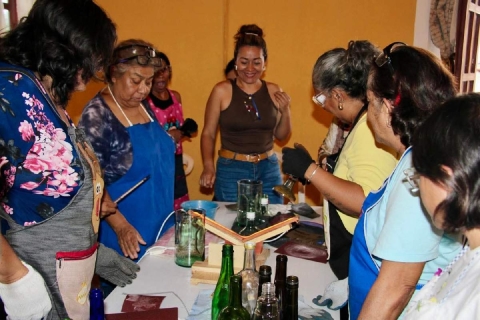 Imparten taller para reutilizar botellas de vidrio en Puente de Ixtla