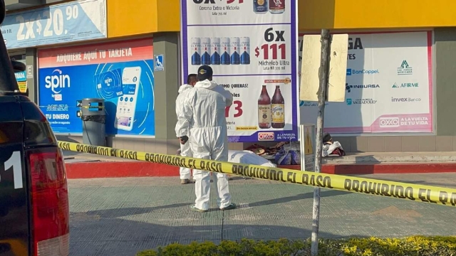  El hombre fue hallado sin vida afuera de la tienda.