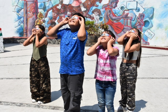Temixco: Habitantes presencian eclipse solar en Plaza Solidaridad