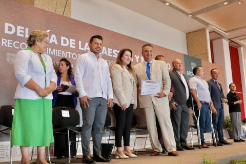  La gobernadora Margarita González Saravia entregó estímulos económicos por años de servicio a maestros. 