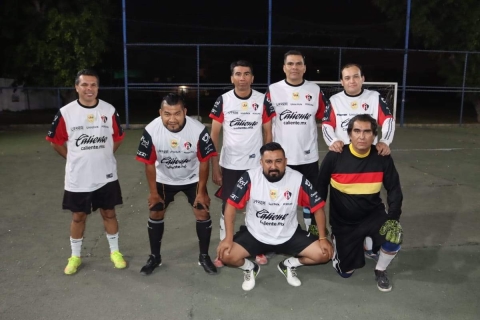 El equipo de La Rosa le quitó el invicto al Niupy en la Jornada 8 del Torneo de Veteranos. 