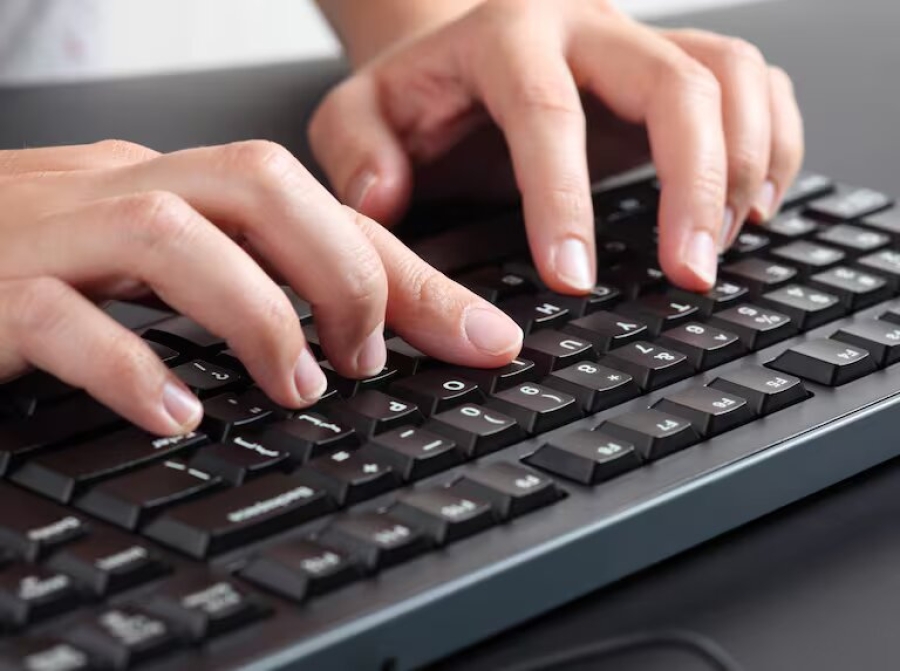 'Mira entre la X y la B en tu teclado': ¿Qué significa esta tendencia viral?
