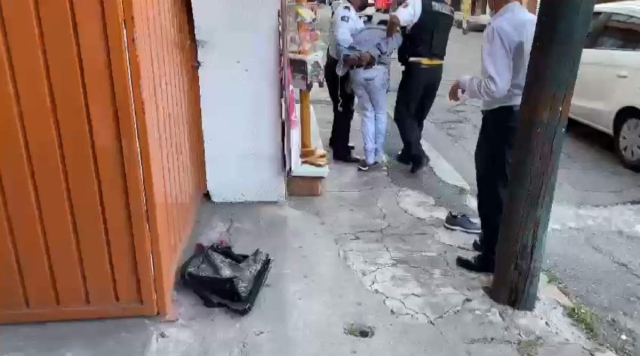 El individuo fue arrestado por agentes policiacos.