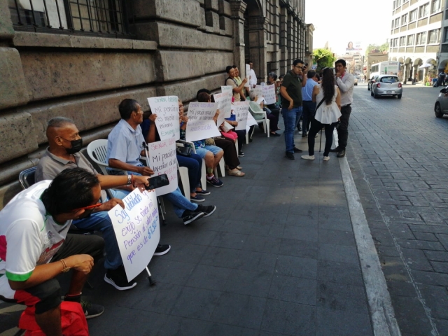 Se manifiestan jubilados para exigir renivelación de pensiones