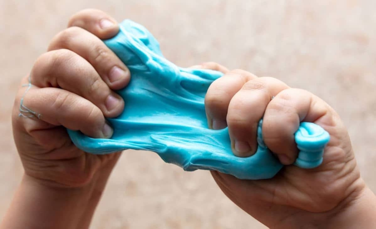 Elimina manchas de slime de la ropa con agua oxigenada