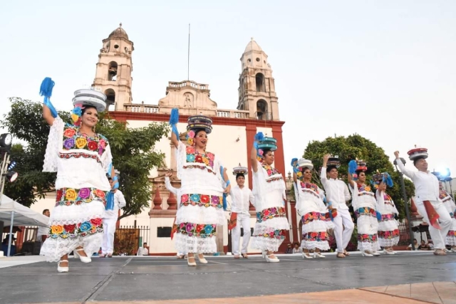 A través de las danza, los asistentes disfrutaron de un recorrido por la república mexicana.