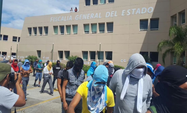 Normalistas de Ayotzinapa protestan frente a Fiscalía de Guerrero