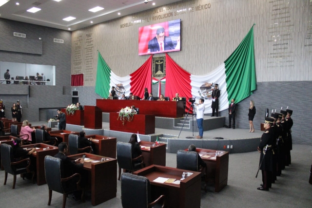 Develan letras doradas &#039;2023, Año del Bicentenario del Heroico Colegio Militar&#039; en Muro de Honor