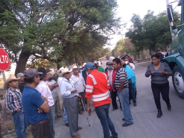 Los pobladores impidieron el paso durante alrededor de cuatro horas.