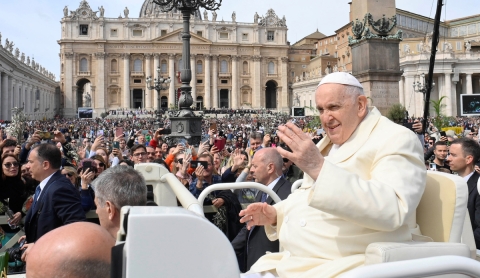 El Papa Francisco reaparece en el papamóvil y lanza llamado urgente por la paz en Gaza