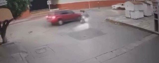 El hecho fue grabado por una cámara de vigilancia.