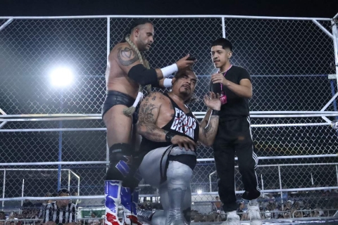 Al Texano Jr. no le importó ser ayudado; disfrutó cortarle la cabellera a Lizmark Jr.