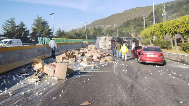 Volcadura de tráiler con 20 toneladas de huevo en &quot;La Pera&quot;.