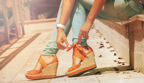 Regresan las sandalias wedge: el ícono de los 2000 para esta temporada