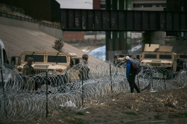 Hallan a 57 migrantes adolescentes hacinados en camión cerca de frontera con EU