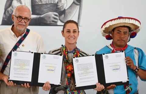 Sheinbaum firma decreto y devuelve tierras al pueblo Wixárika