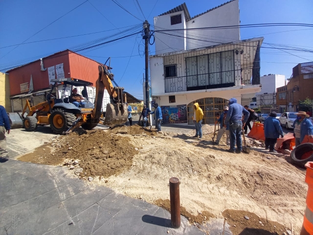 Demandan comerciantes habilitar calle de Clavijero para ingreso de proveedores