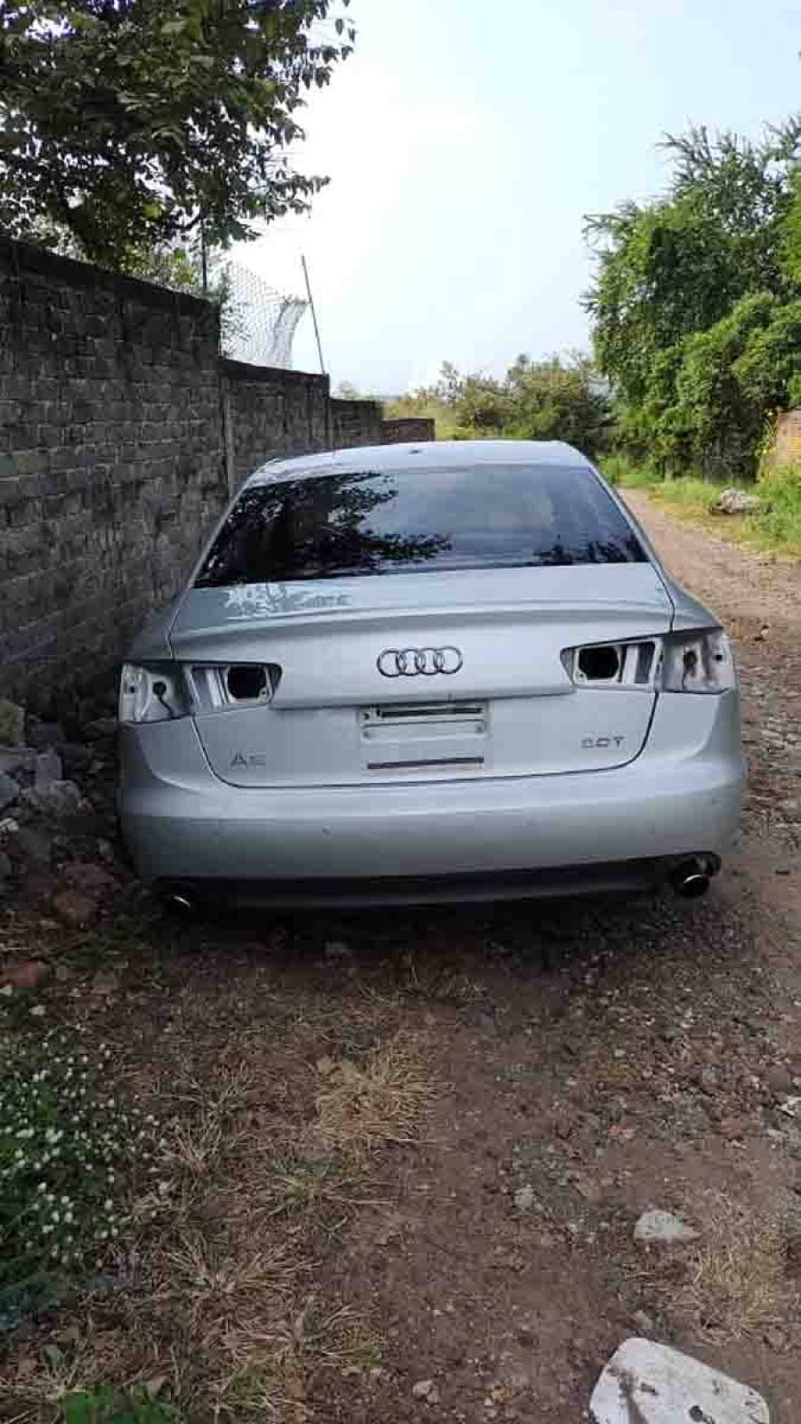 El auto de lujo encontrado en la comunidad.