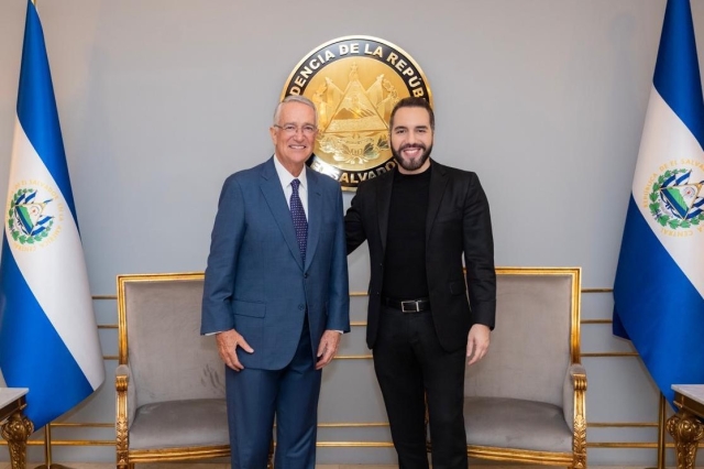 Ricardo Salinas Pliego se reúne con Bukele durante visita a El Salvador
