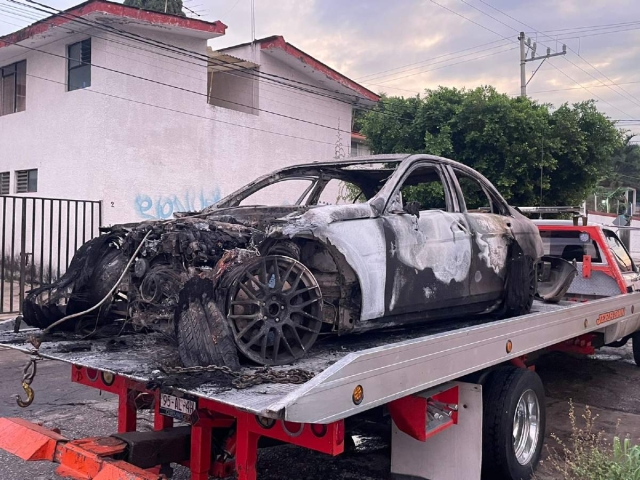 Uno de los autos fue destruido por el fuego.