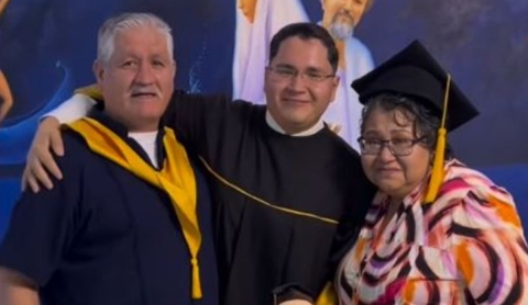 Del mercado a la universidad: joven vendedor de pollo conmueve con su graduación