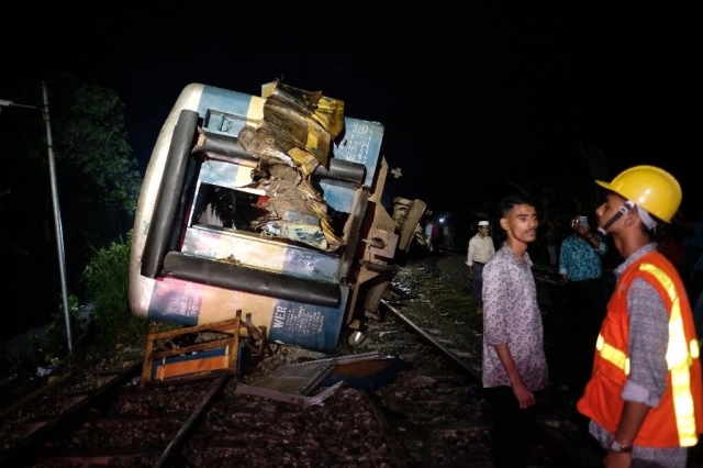 Accidente en Bangladesh: 17 muertos y más de 100 heridos en choque de trenes