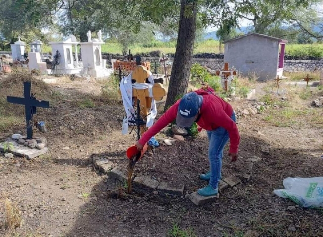 En los cementerios se realizan acciones de limpieza, previo a los Días de Muertos.