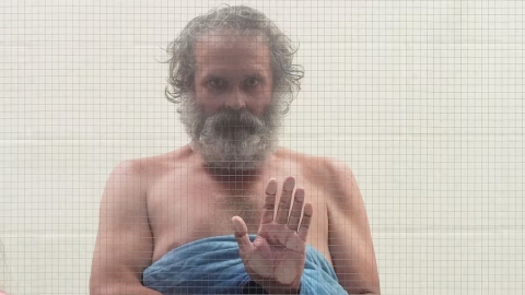 Presunto acosador de Jennifer Aniston choca contra su casa y comparece semidesnudo ante la corte