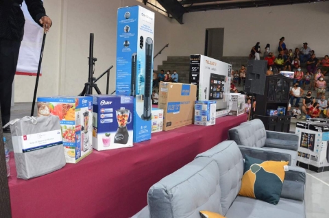 En Jojutla, la rifa de regalos es lo más esperado cada año en el Día de la Madre.
