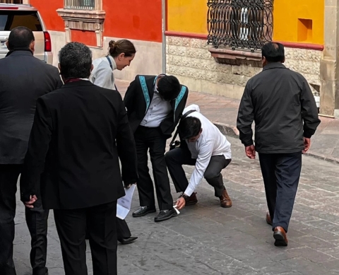 Colaboradores limpian calzado de Hugo Aguilar; ministro ofrece disculpa tras pol&eacute;mica