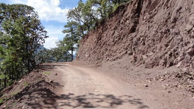 Dejan cuerpo en camino de terracería