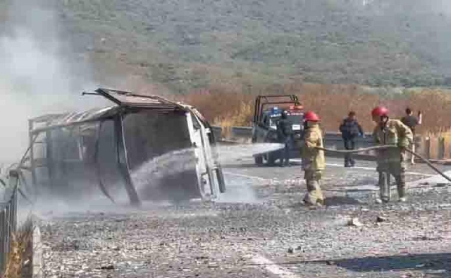 Vuelca y se incendia camioneta cargada con pirotecnia