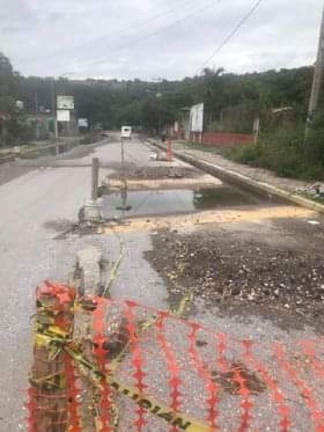 Una obra mal realizada en un tramo de la carretera afecta a alumnos de la Primaria “Niños Héroes”.