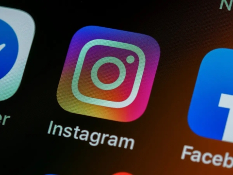 Meta permitirá a los padres controlar las conversaciones de sus hijos con personajes de IA en Instagram