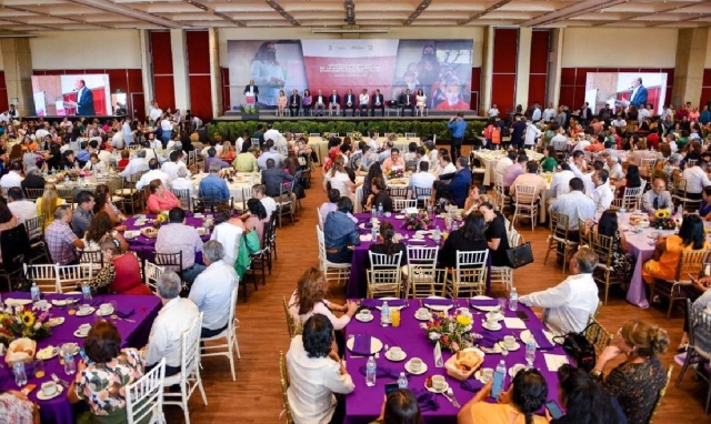 Maestros con varios años de servicio recibieron reconocimientos, la semana pasada, como parte de una prestación para el magisterio, expresó la dirigencia sindical.  