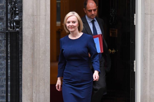 Liz Truss recorta impuestos para hogares y personas ricas en Reino Unido