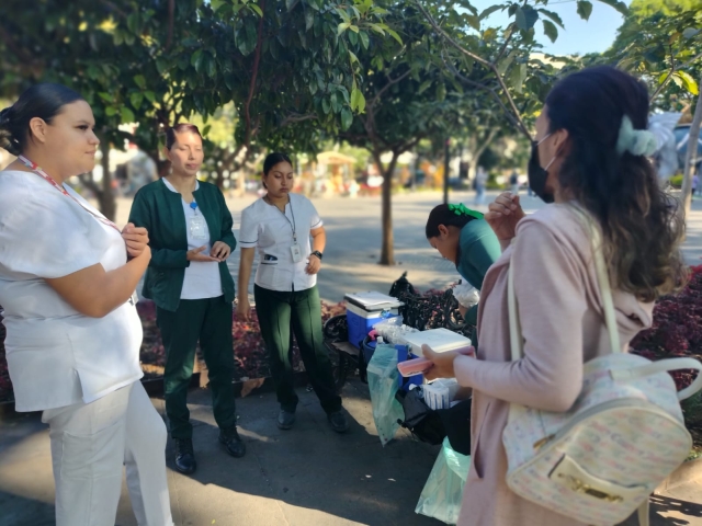 Mantiene IMSS activas brigadas de vacunaci&oacute;n en temporada invernal y decembrina