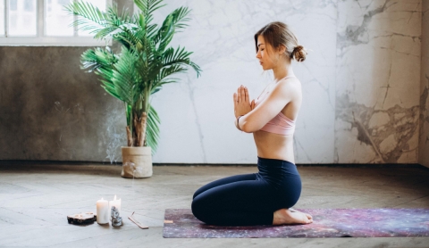 ¿Vas a practicar yoga? Estos consejos te ayudarán a elegir la ropa ideal