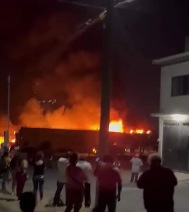 Vecinos se alarmaron debido a que las llamas alcanzaron varios metros de altura.