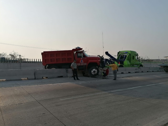 Accidente de camión de volteo y dos taxis en el paso exprés