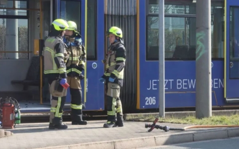 Hombre se entrega tras prender fuego a su esposa en un tranvía en Alemania