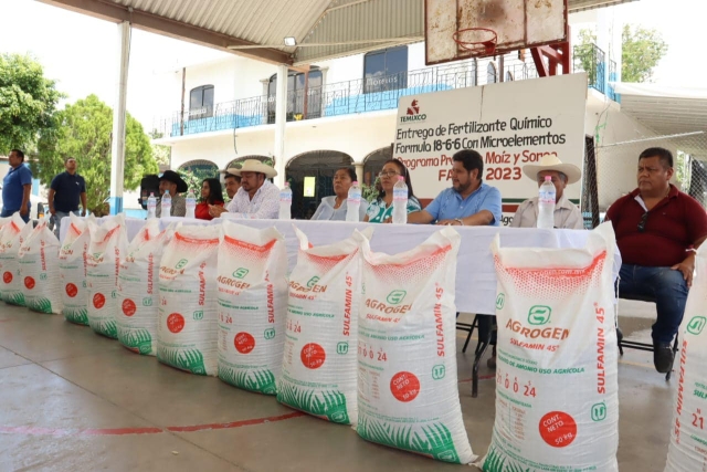 Temixco impulsa cosecha con entrega de fertilizantes para 2023