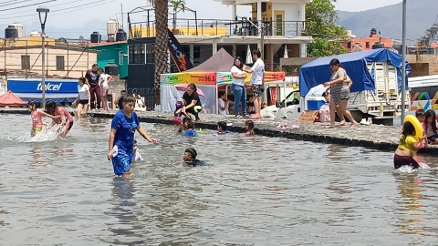 Acudir a refrescarse en la fuente de Civac, tradici&oacute;n de cada a&ntilde;o en Jiutepec