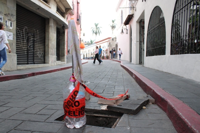 Coladera abierta en la calle Comonfort del centro de Cuernavaca