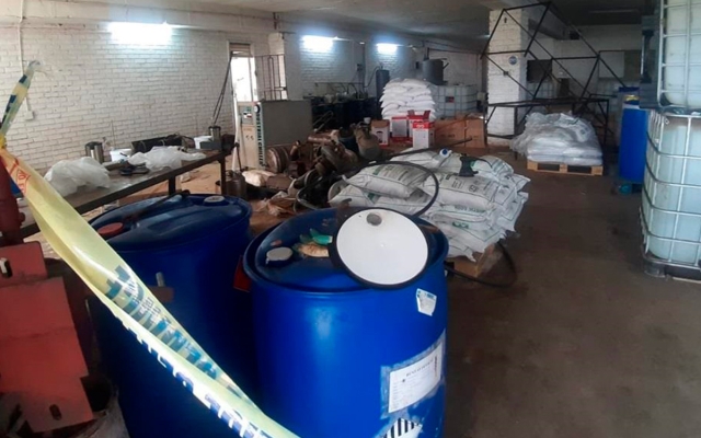 Desmantelan laboratorio de metanfetaminas en Sudáfrica; detienen a dos mexicanos