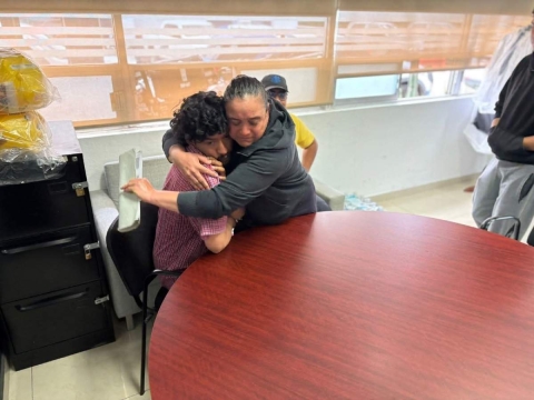 Después de casi tres años, ekl joven se reencontró con su familia.